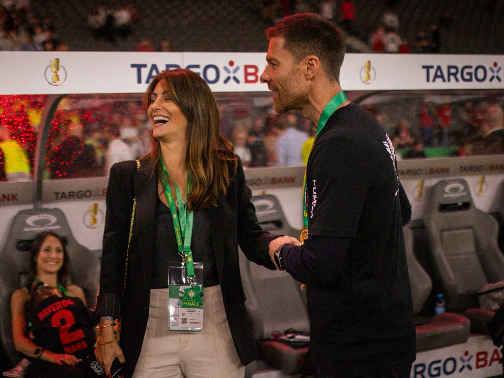 Nagore Aranburu und Xabi Alonso nach dem Gewinn des DFB Pokals 2024.