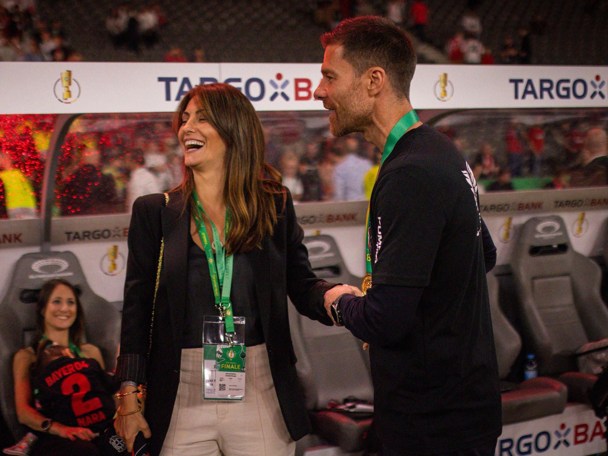 Nagore Aranburu und Xabi Alonso nach dem Gewinn des DFB Pokals 2024.