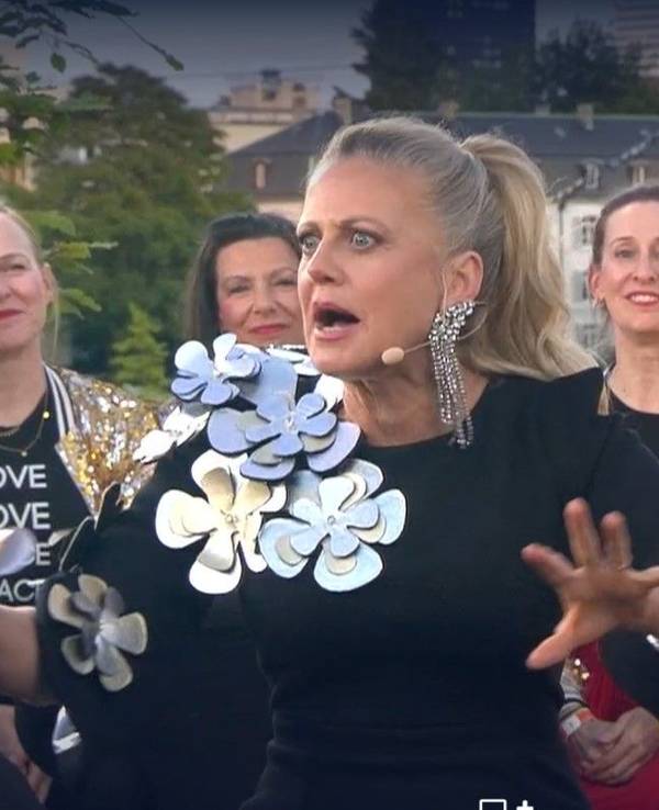 Barbara Schöneberger mit einem geschockten Blick neben Stefan Raab.