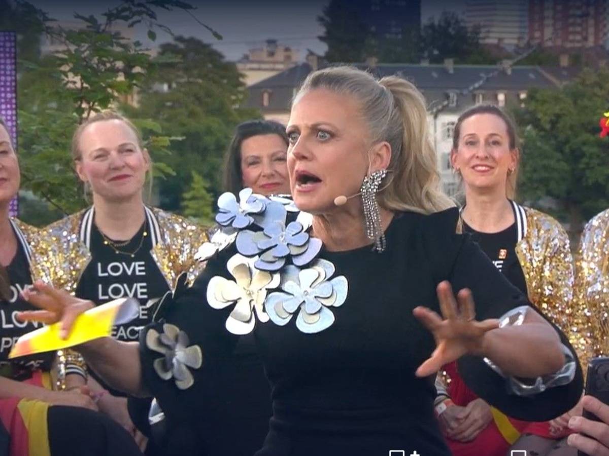 Barbara Schöneberger mit einem geschockten Blick neben Stefan Raab.
