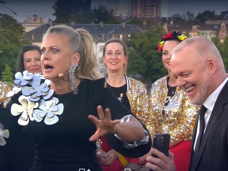 Barbara Schöneberger mit einem geschockten Blick neben Stefan Raab.
