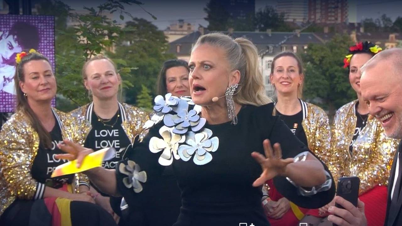 Barbara Schöneberger mit einem geschockten Blick neben Stefan Raab.