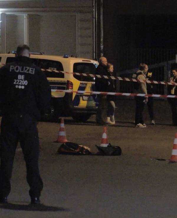 Polizisten stehen an einer Absperrung im Berliner Bezirk Neukölln. Ein 28-Jähriger hat dort einem Polizisten im Berliner Stadtteil Neukölln in den Hals gestochen und ihn dabei lebensgefährlich verletzt.