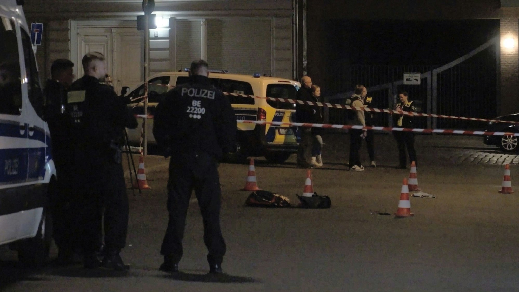 Polizisten stehen an einer Absperrung im Berliner Bezirk Neukölln. Ein 28-Jähriger hat dort einem Polizisten im Berliner Stadtteil Neukölln in den Hals gestochen und ihn dabei lebensgefährlich verletzt.