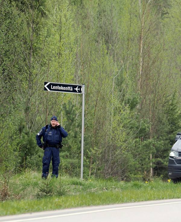 Die Polizei blockiert den Zugang zur Absturzstelle in der Nähe des Flugplatzes Eura. Zwei zivile Hubschrauber sind in Eura abgestürzt.