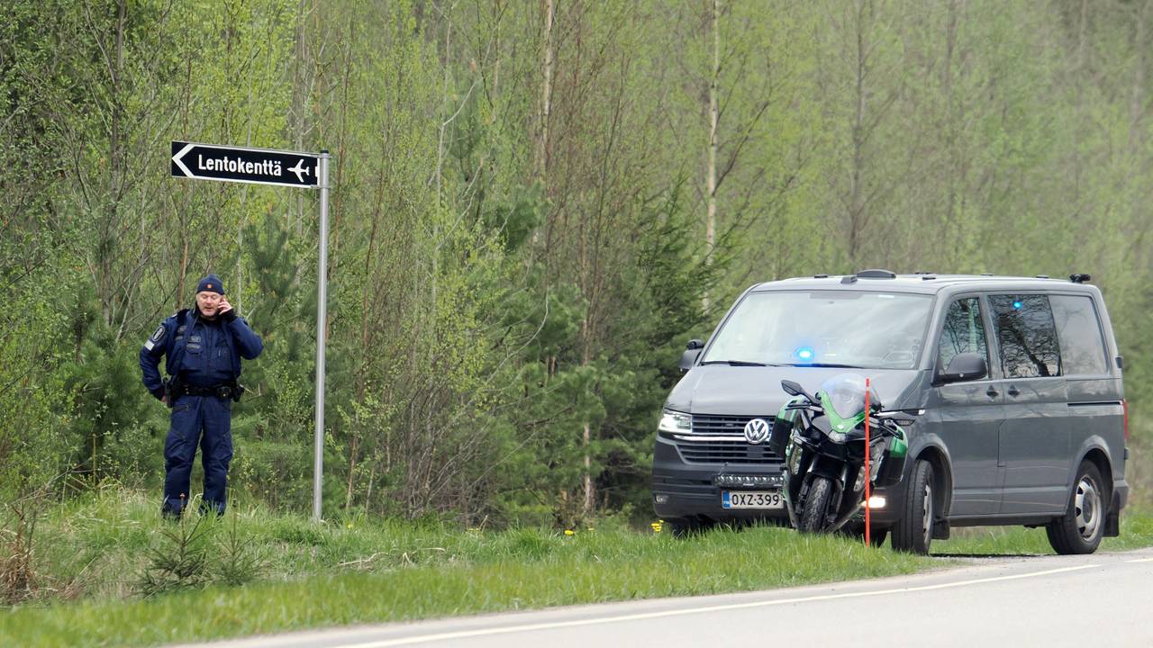Die Polizei blockiert den Zugang zur Absturzstelle in der Nähe des Flugplatzes Eura. Zwei zivile Hubschrauber sind in Eura abgestürzt.