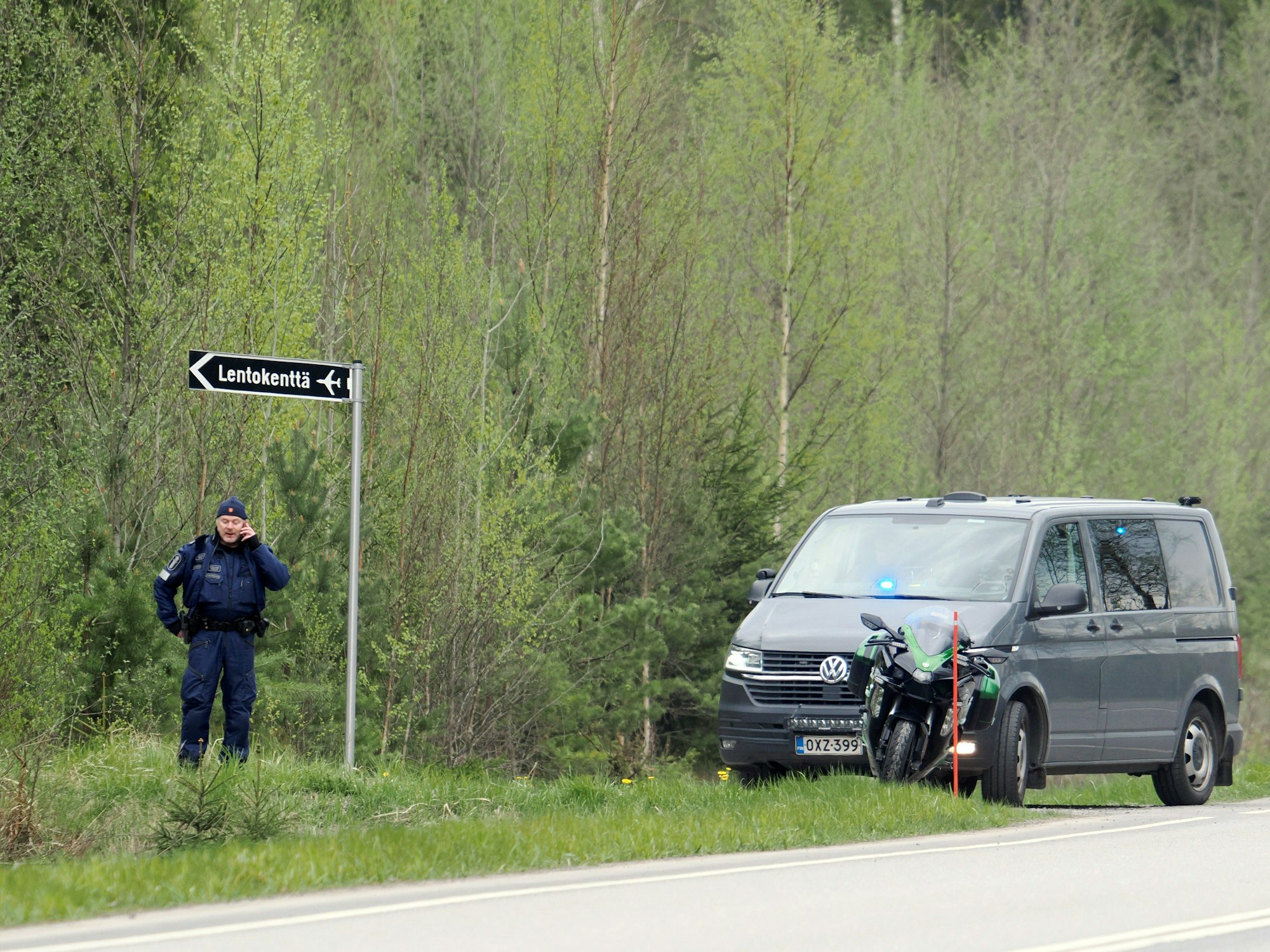 Die Polizei blockiert den Zugang zur Absturzstelle in der Nähe des Flugplatzes Eura. Zwei zivile Hubschrauber sind in Eura abgestürzt.