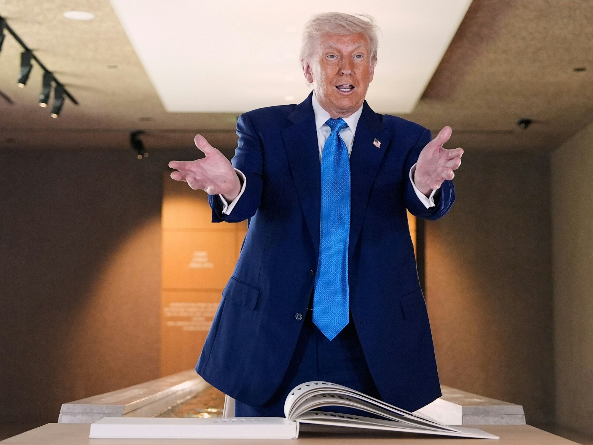 Präsident Donald Trump spricht vor seiner Unterschrift im Gästebuch des Abrahamic Family House.