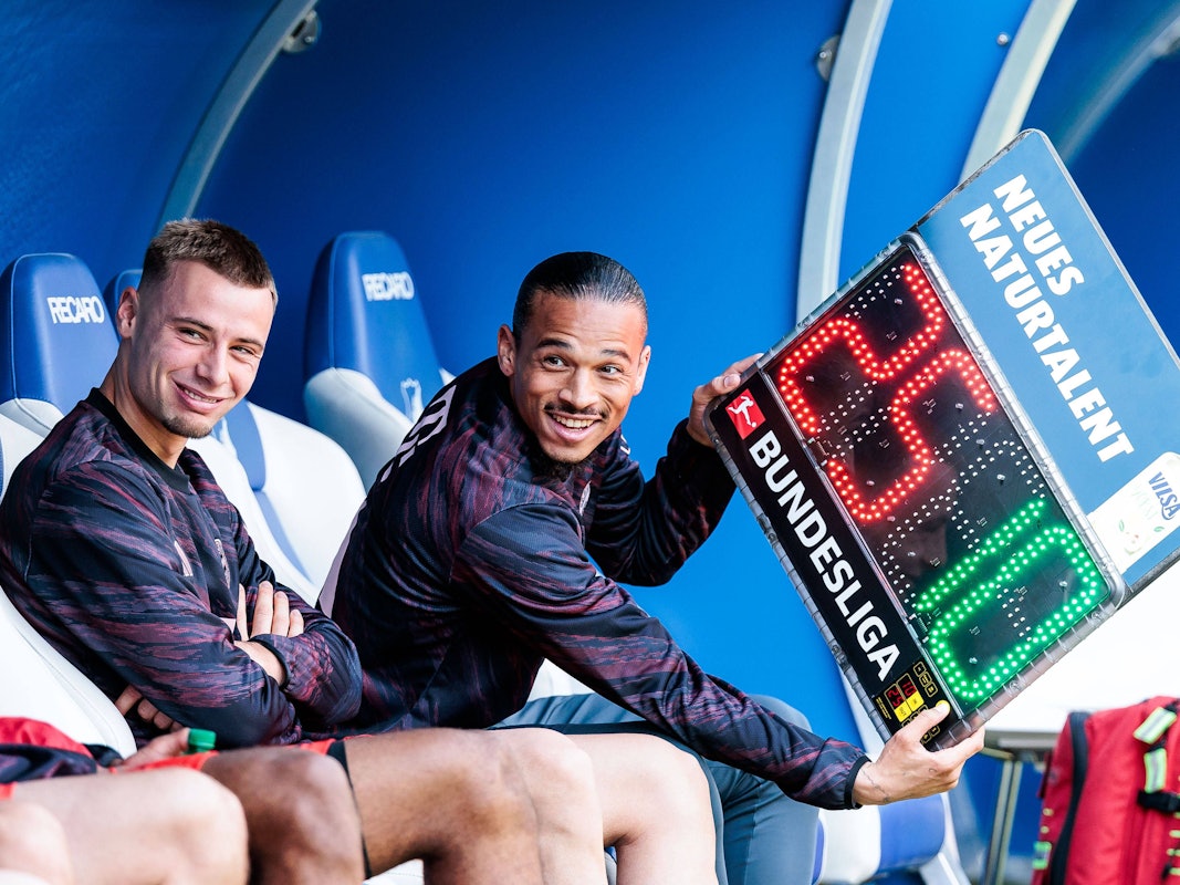 Leroy Sane hält die Auswechslungstafel hoch.