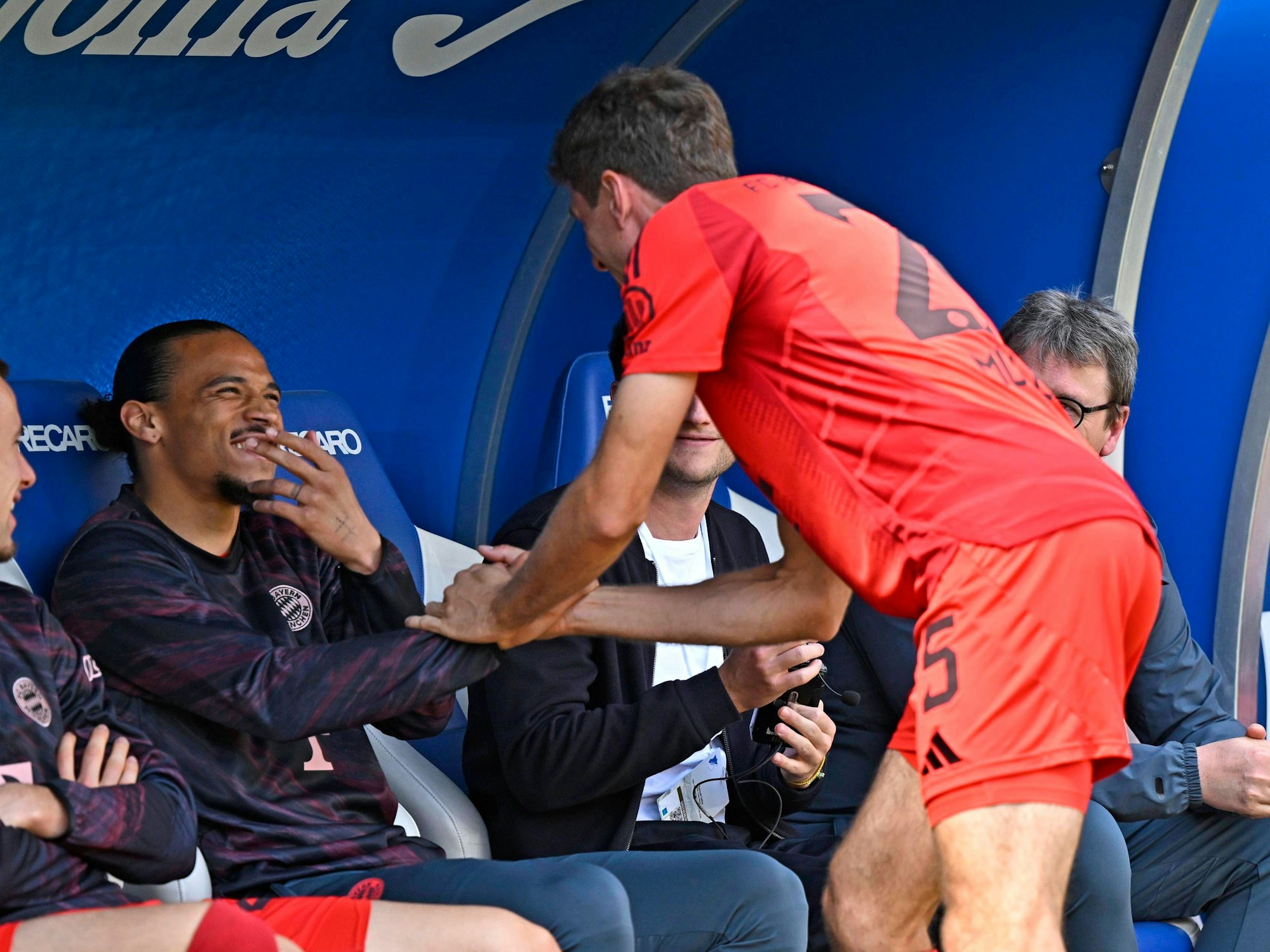 Leroy Sané und Thomas Müller schütteln sich die Hände.