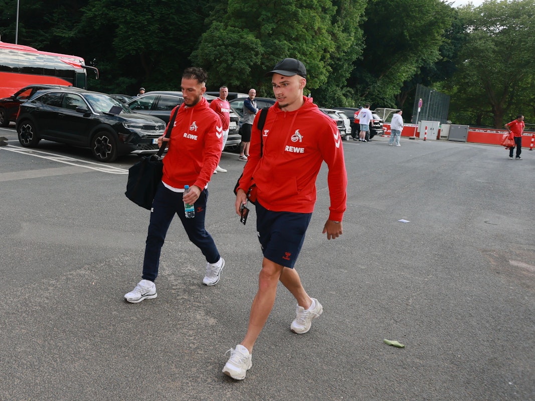 Leart Pacarada und Tim Lemperle steigen in den Bus.