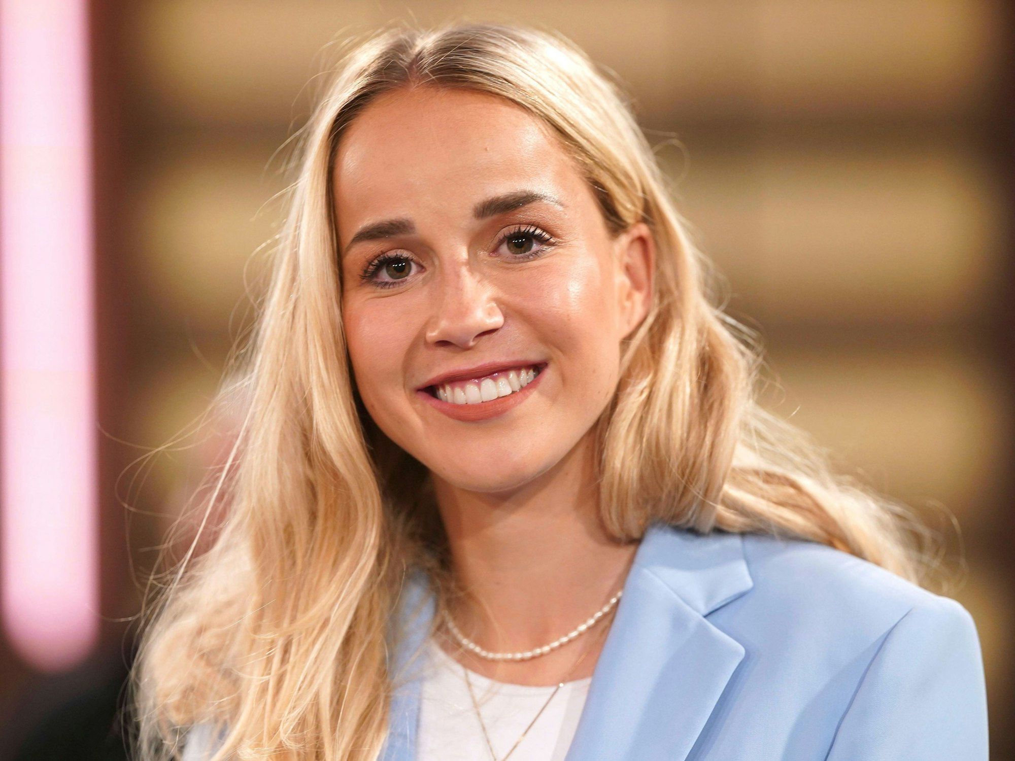 Giulia Gwinn lächelt bei der Aufzeichnung in die Kamera.