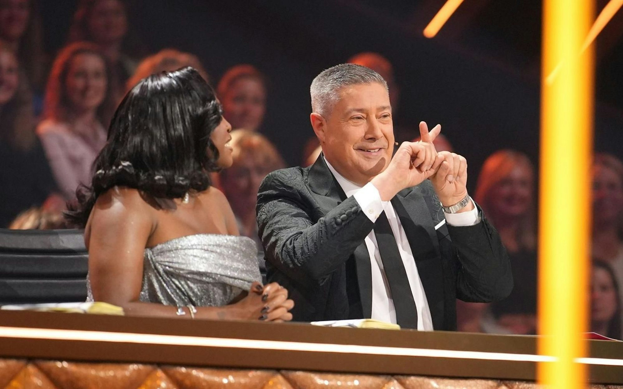 Gute Miene zum bösen Spiel: Im Halbfinale von „Let's Dance“ zog Joachim Llambi den Zorn des Publikums auf sich. (Bild: RTL / Stefan Gregorowius)