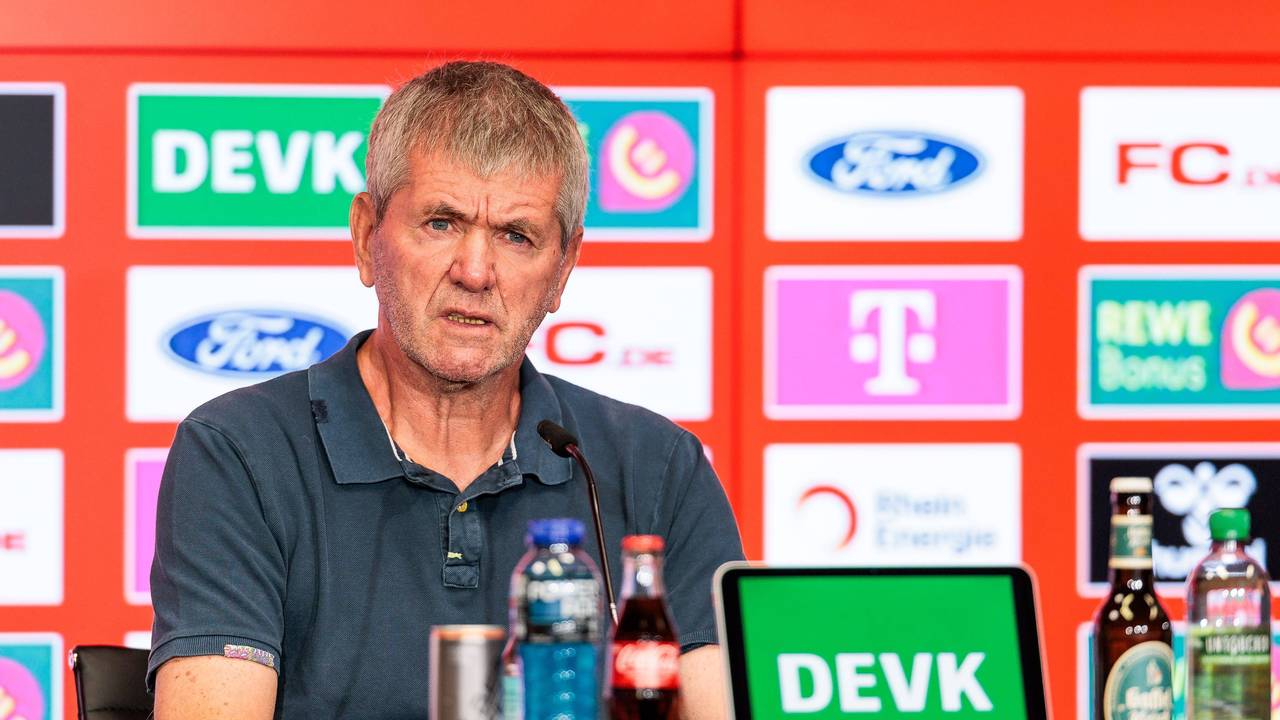 Friedhelm Funkel hört bei der Pressekonferenz bei der Frage eines Journalisten zu.