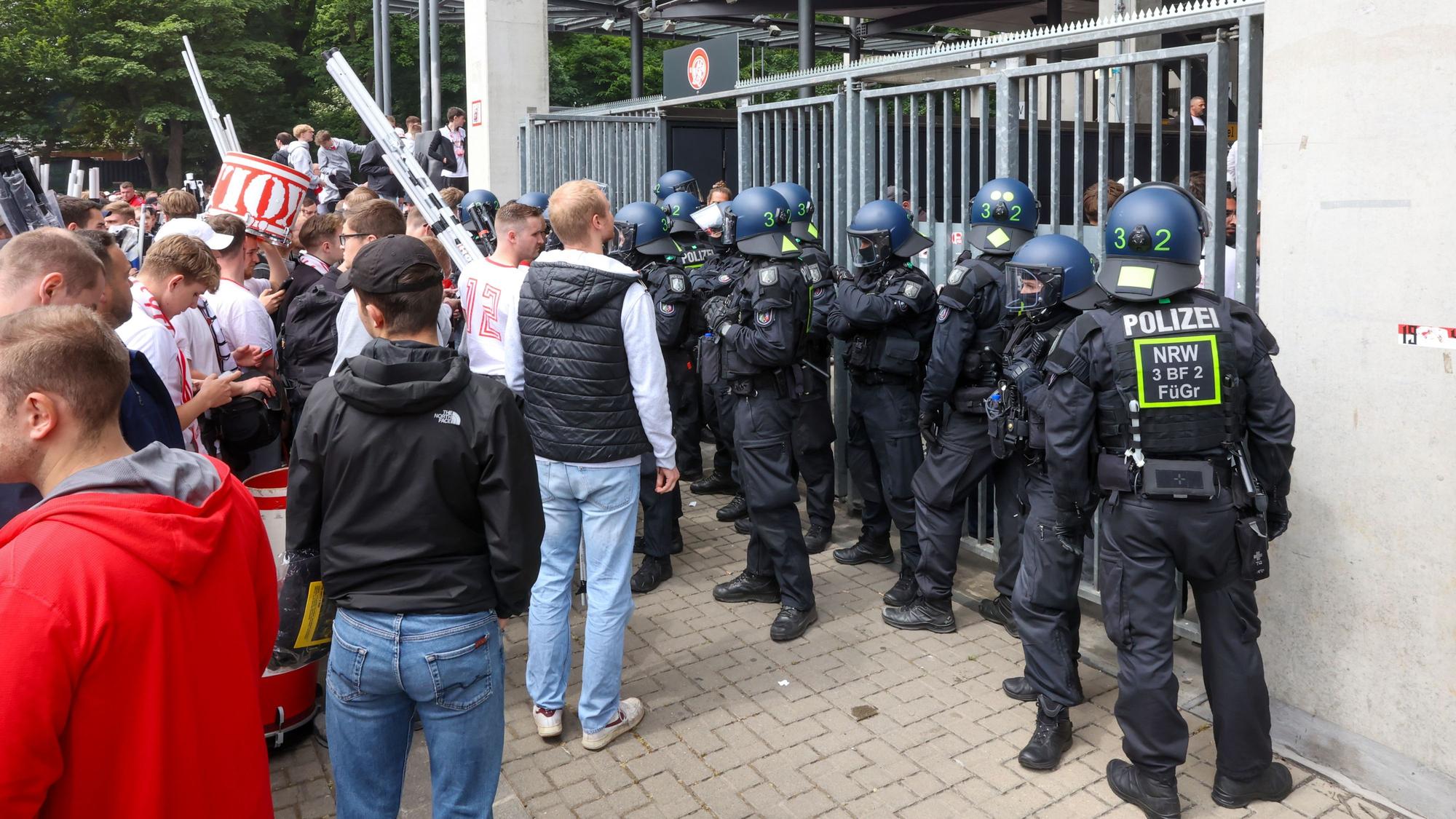 Einsatzkräfte der Polizei vor dem Eingang zur Südkurve.