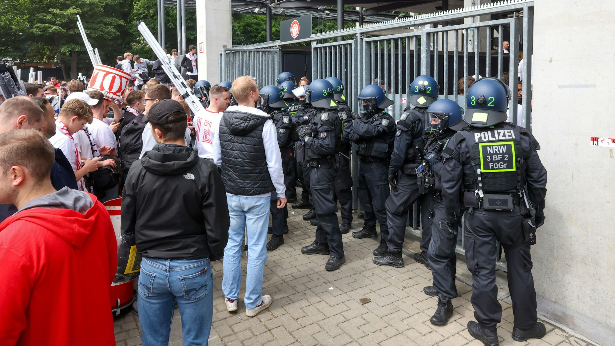 Einsatzkräfte der Polizei vor dem Eingang zur Südkurve.
