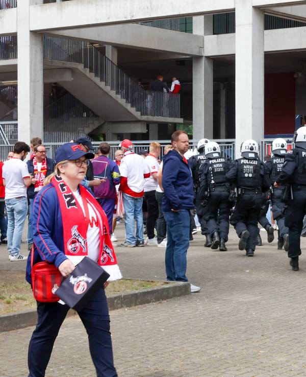 Polizeieinheiten laufen zum Eingang am Rhein-Energie-Stadion.