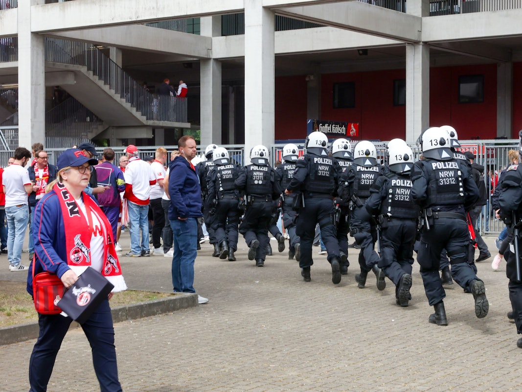 Polizeieinheiten laufen zum Eingang am Rhein-Energie-Stadion.