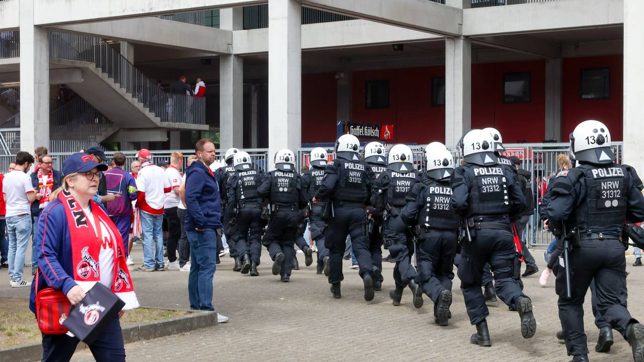 Polizeieinheiten laufen zum Eingang am Rhein-Energie-Stadion.