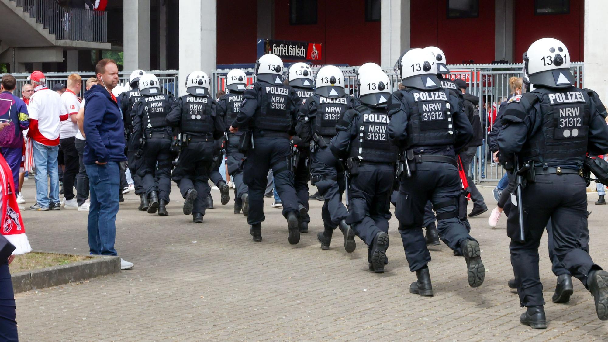 Polizeieinheiten laufen zum Eingang am Rhein-Energie-Stadion.