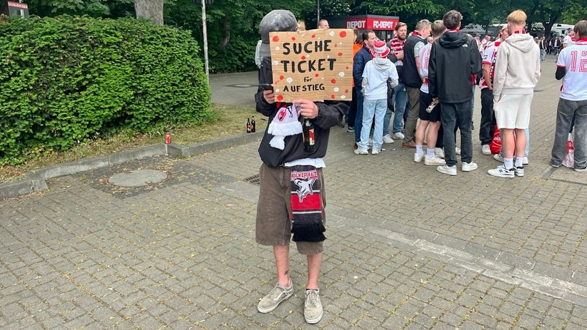 Ein FC-Fan sucht vor dem Stadion am 34. Spieltag noch ein Ticket.