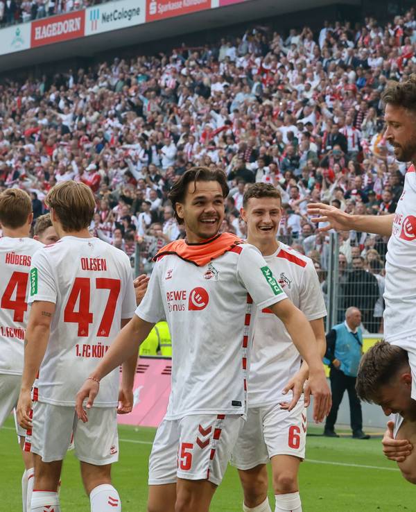 Die FC-Profis jubeln über das 1:0 gegen Kaiserslautern.