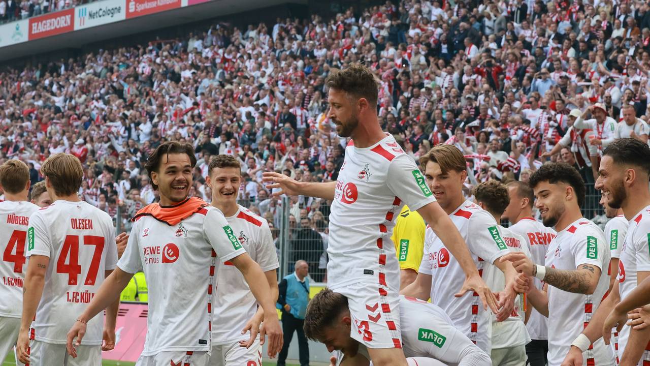 Die FC-Profis jubeln über das 1:0 gegen Kaiserslautern.