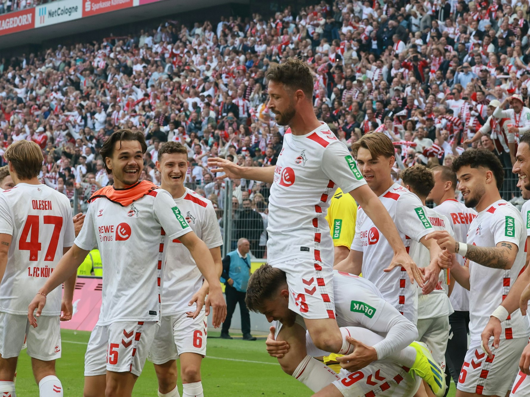 Die FC-Profis jubeln über das 1:0 gegen Kaiserslautern.