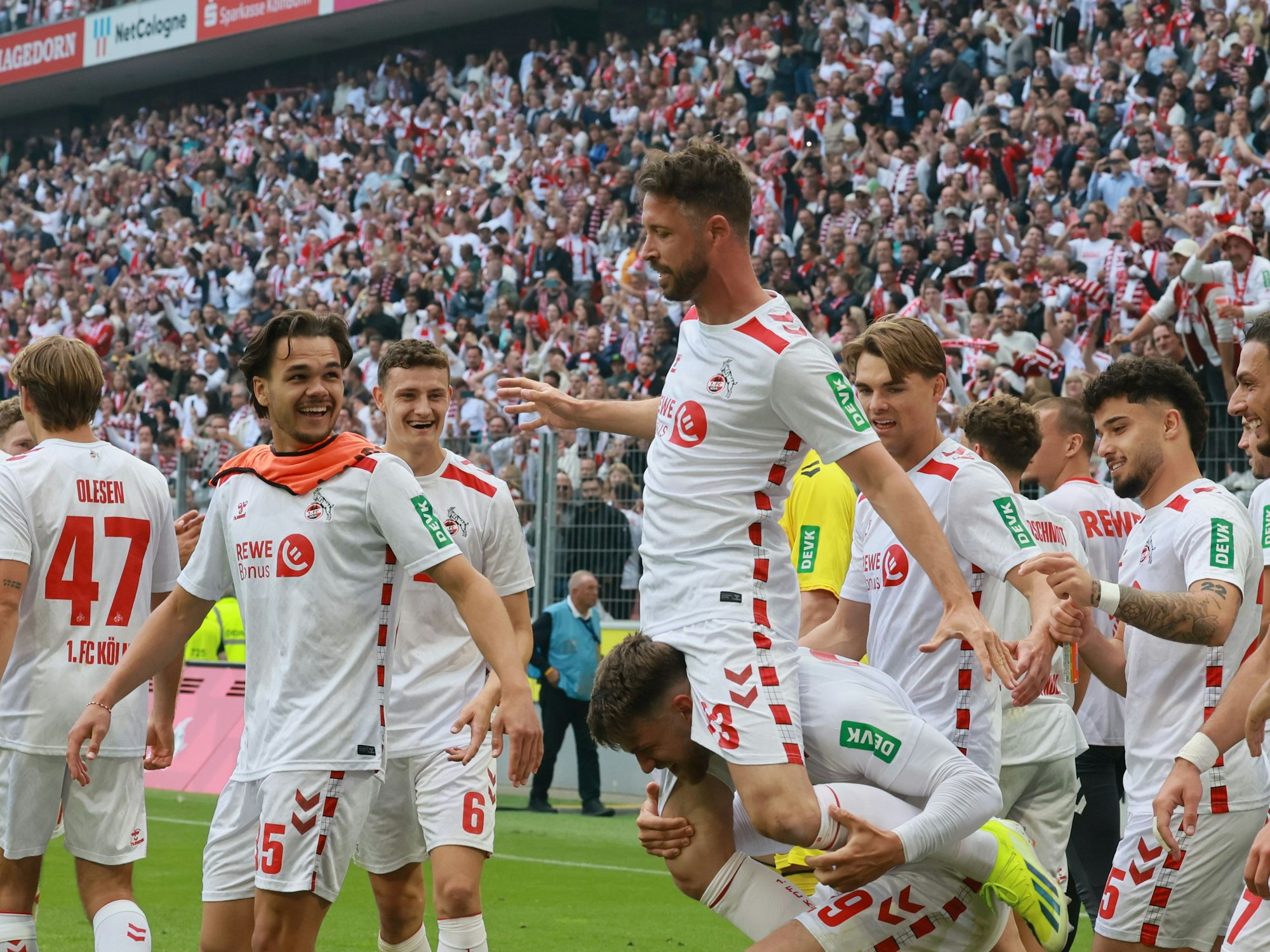 Die FC-Profis jubeln über das 1:0 gegen Kaiserslautern.