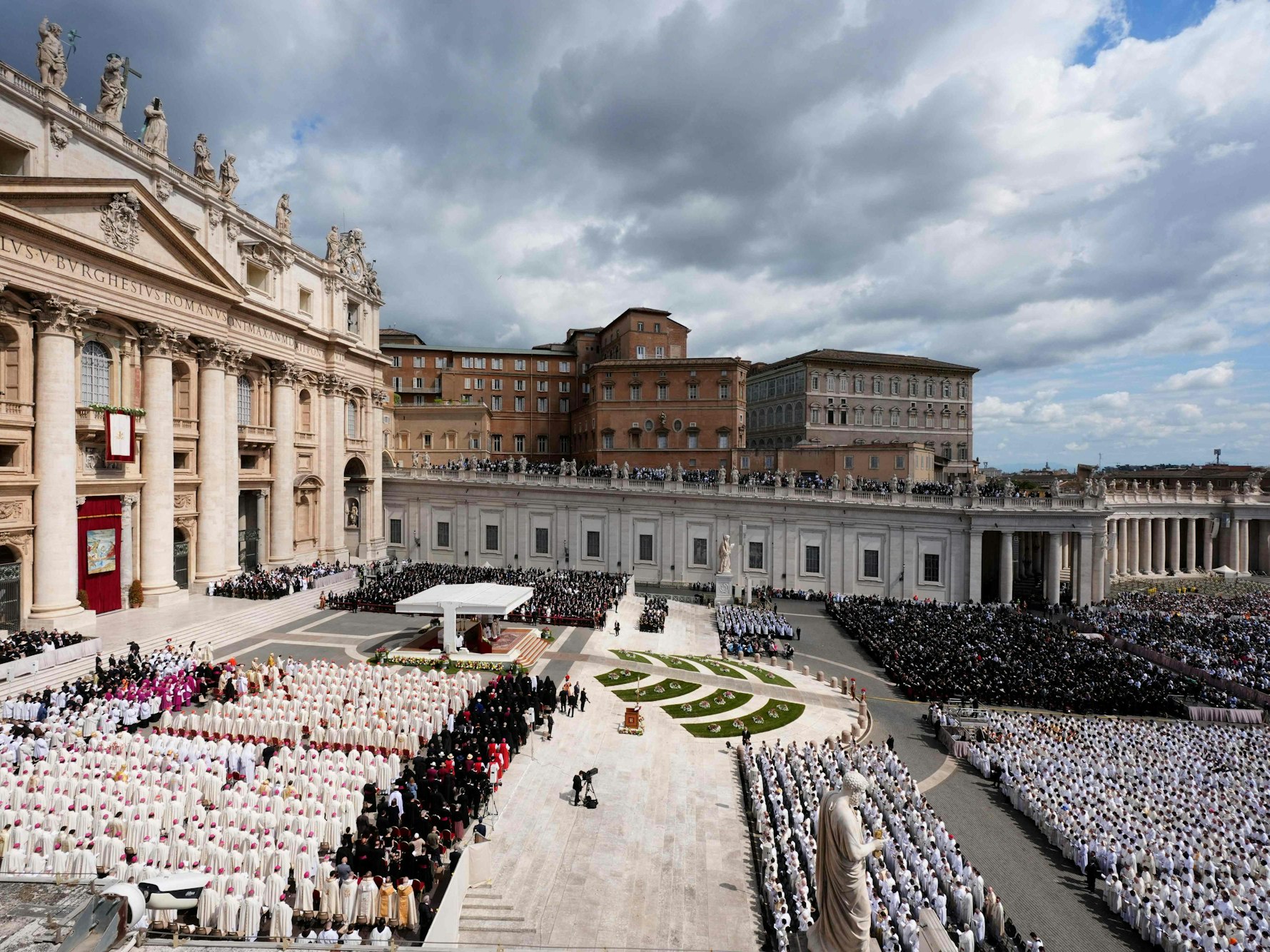 Tausende Gäste nahmen am 18. Mai an der Heiligen Messe zum Beginn des Pontifikats von Papst Leo XIV. auf dem Petersplatz im Vatikan teil.