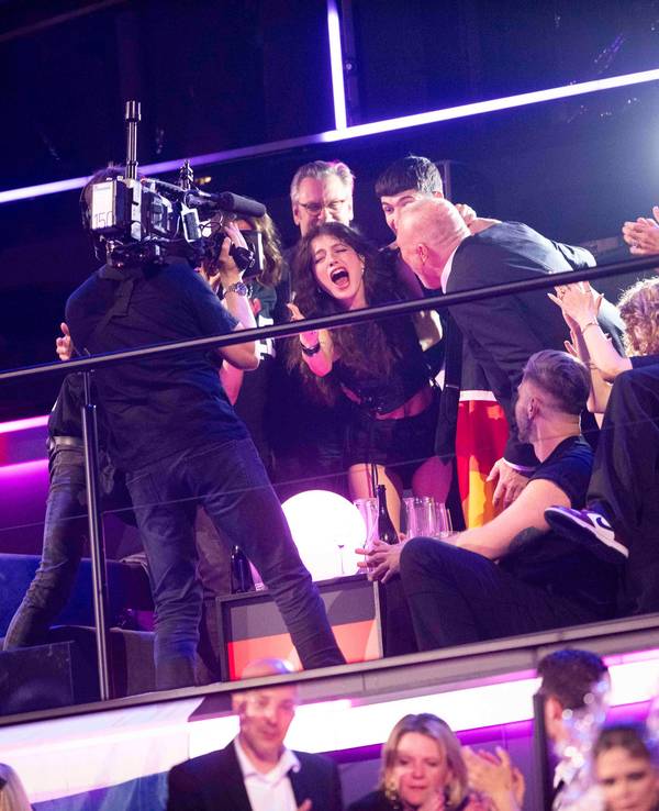 Können sich beim ESC 2025 immerhin über zwölf Punkte freuen: Das Pop-Duo Abor & Tynna neben Stefan Raab.