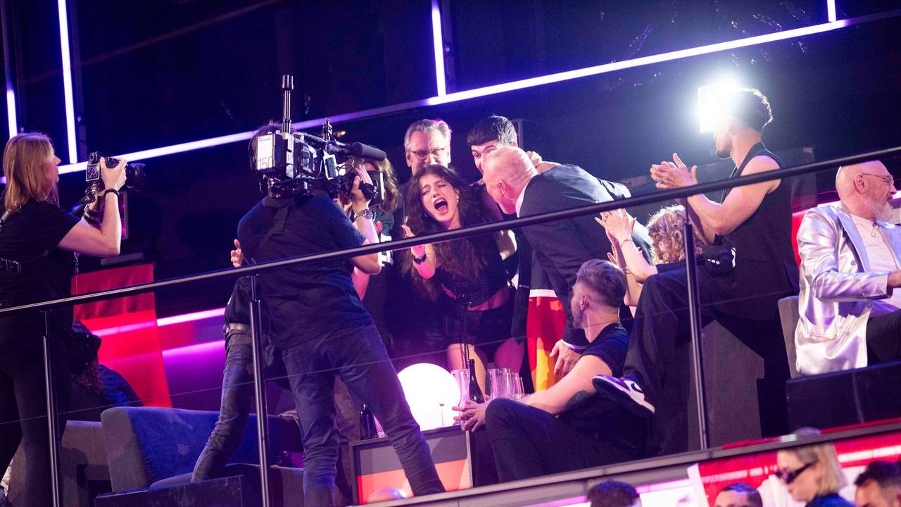 Können sich beim ESC 2025 immerhin über zwölf Punkte freuen: Das Pop-Duo Abor & Tynna neben Stefan Raab.