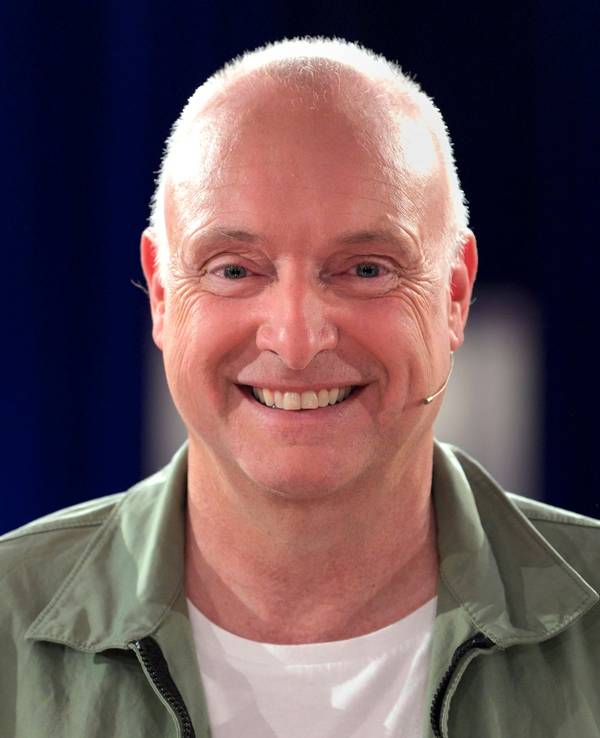 Frank Buschmann lächelt in die Kamera.