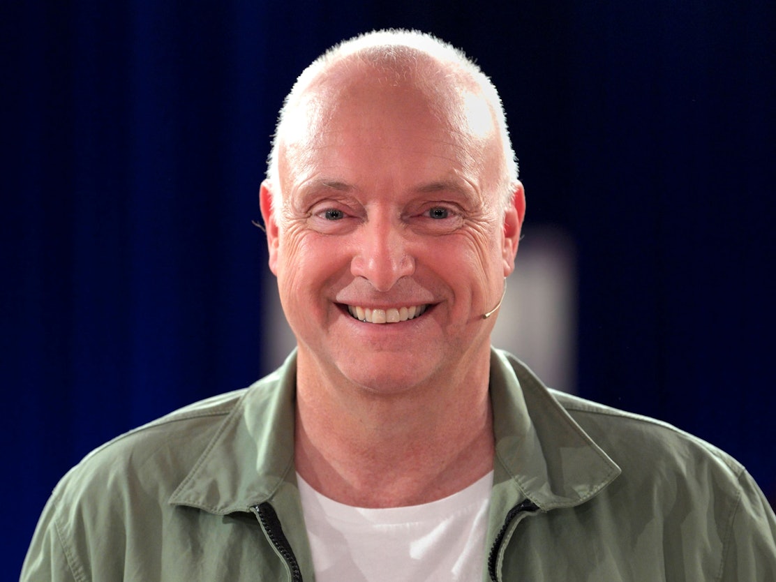 Frank Buschmann lächelt in die Kamera.