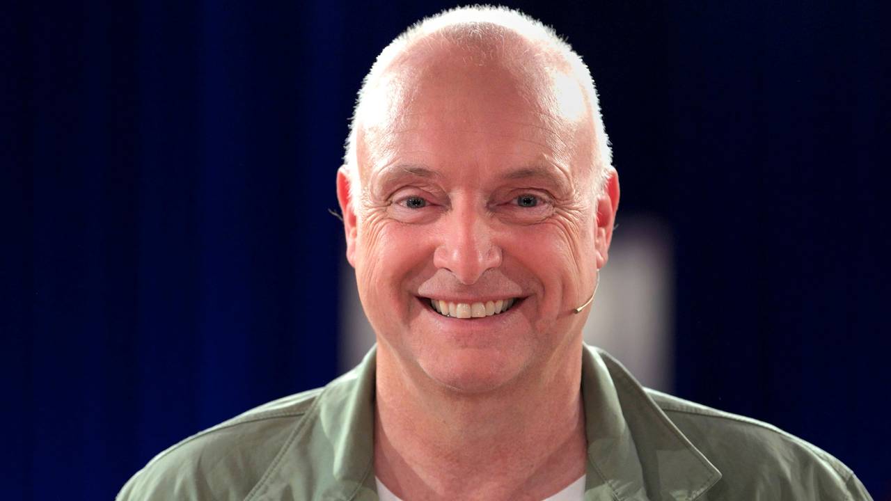Frank Buschmann lächelt in die Kamera.
