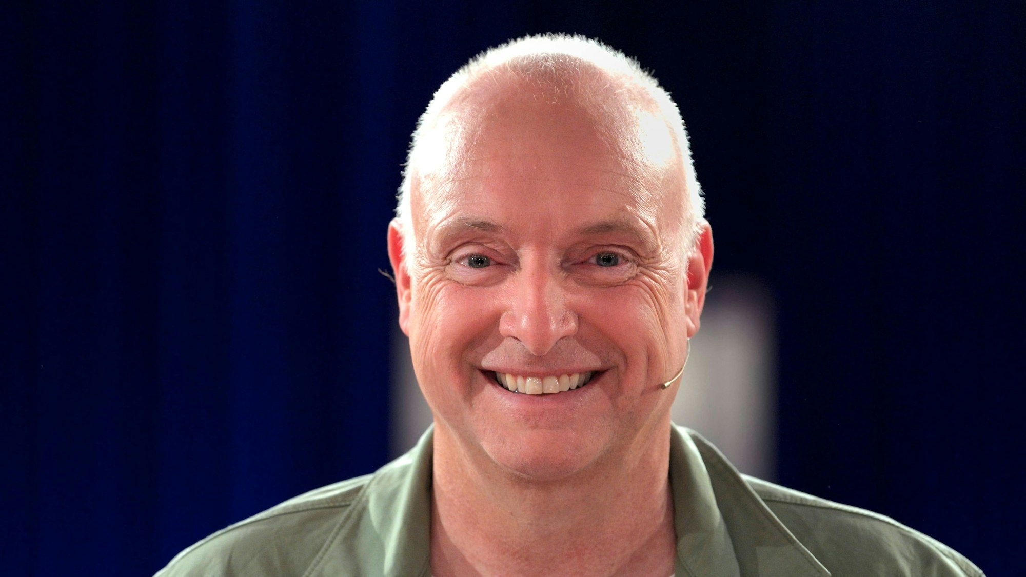 Frank Buschmann lacht in die Kamera.