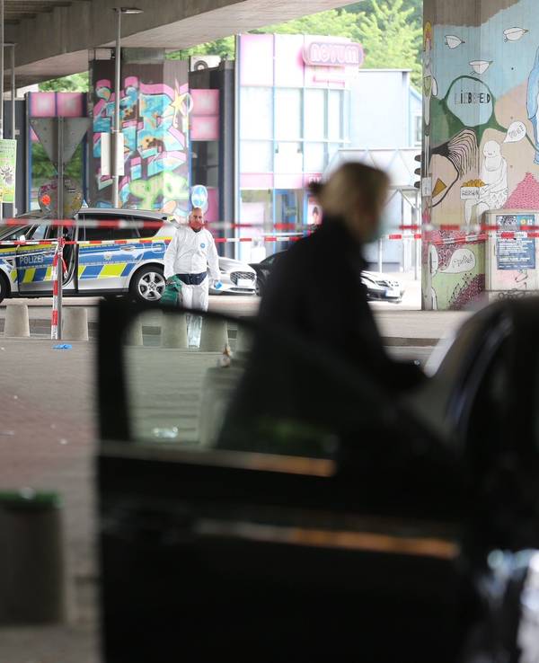 Polizei und Spurensicherung im Einsatz. Ein Mann soll in Bielefeld mit einem scharfen Gegenstand mehrere Menschen verletzt haben. Nach ihm wurde am Sonntagmorgen gesucht.