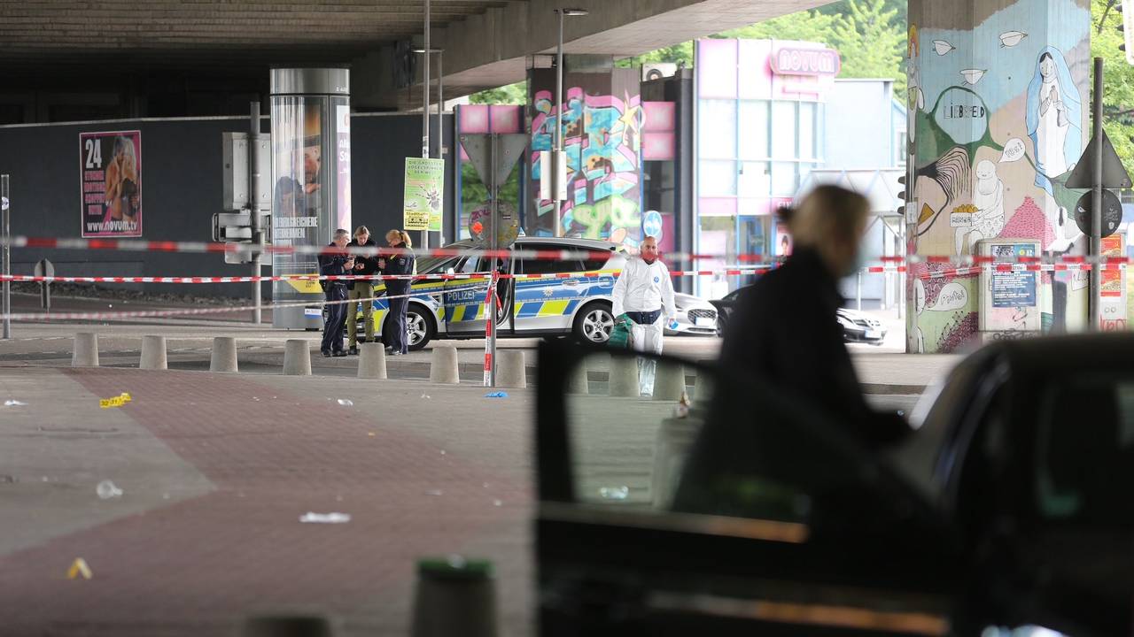 Polizei und Spurensicherung im Einsatz. Ein Mann soll in Bielefeld mit einem scharfen Gegenstand mehrere Menschen verletzt haben. Nach ihm wurde am Sonntagmorgen gesucht.