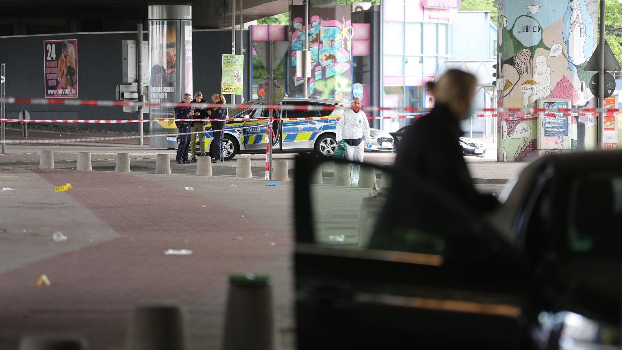 Polizei und Spurensicherung im Einsatz. Ein Mann soll in Bielefeld mit einem scharfen Gegenstand mehrere Menschen verletzt haben. Nach ihm wurde am Sonntagmorgen gesucht.