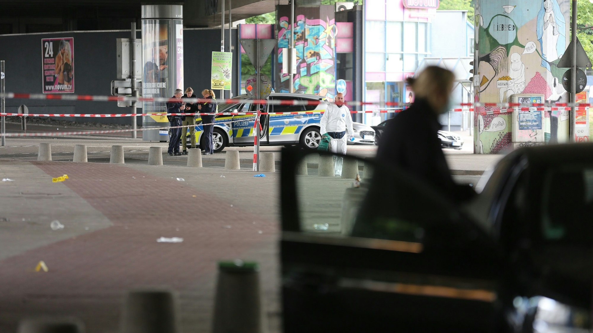 Polizei und Spurensicherung im Einsatz. Ein Mann soll in Bielefeld mit einem scharfen Gegenstand mehrere Menschen verletzt haben. Nach ihm wurde am Sonntagmorgen gesucht.