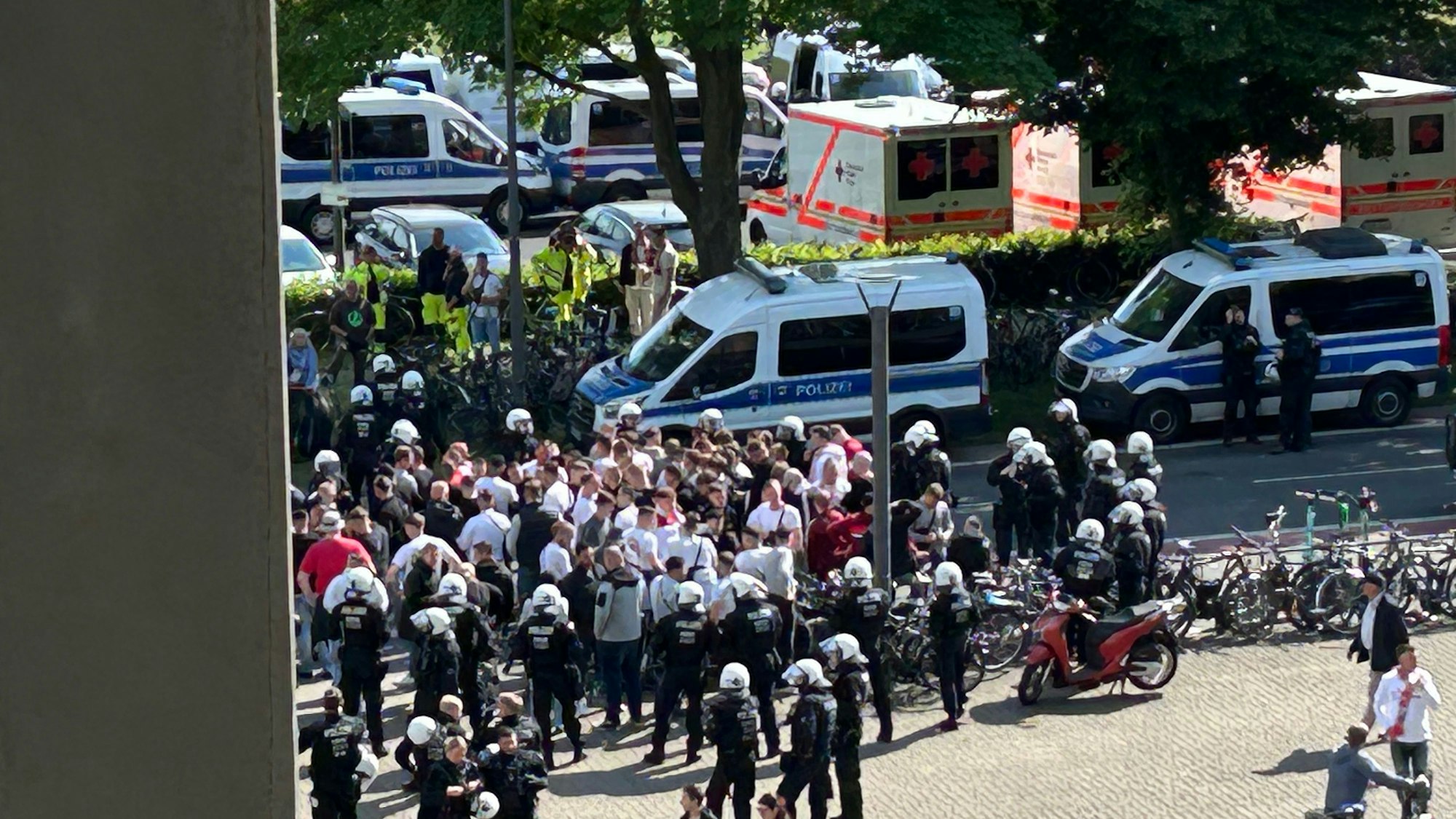 Während das Spiel läuft, stehen draußen Fans, die nicht reingekommen sind, die Polizei ist im Einsatz.