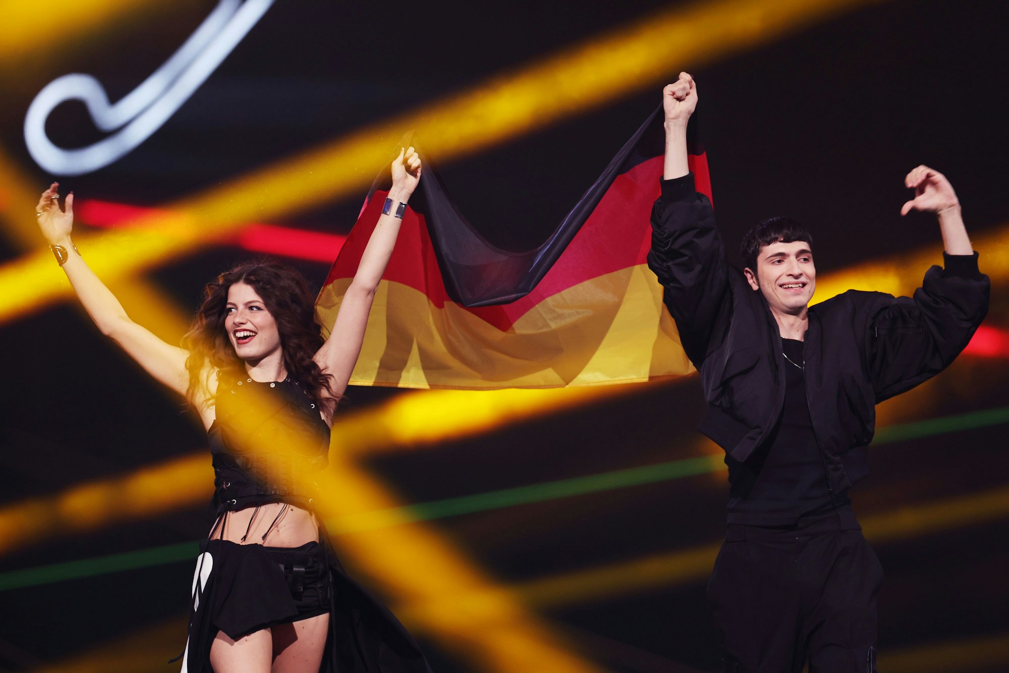 Abor & Tynna aus Deutschland kommen bei der Eröffnung des Finales des 69. Eurovision Song Contest (ESC 2025) auf die Bühne der St. Jakobshalle.