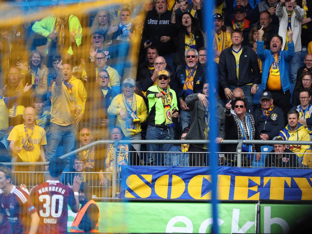 Der Frust der Braunschweig-Fans entlädt sich nach einem Nürnberg-Treffer.
