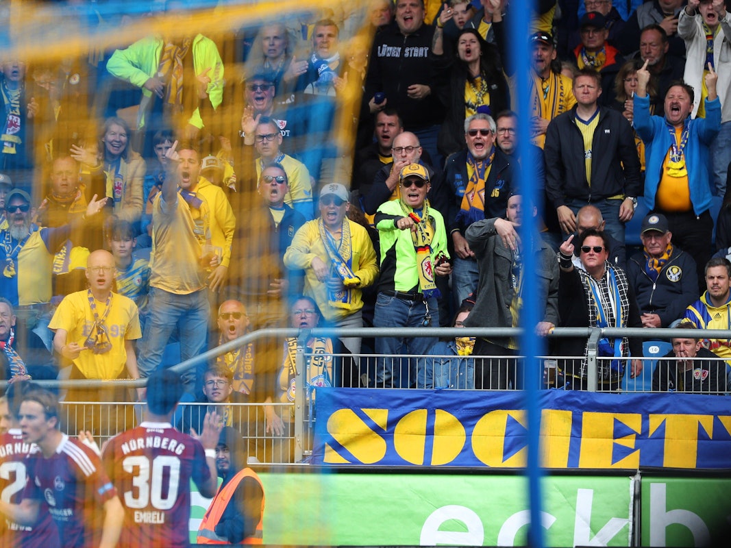 Der Frust der Braunschweig-Fans entlädt sich nach einem Nürnberg-Treffer.