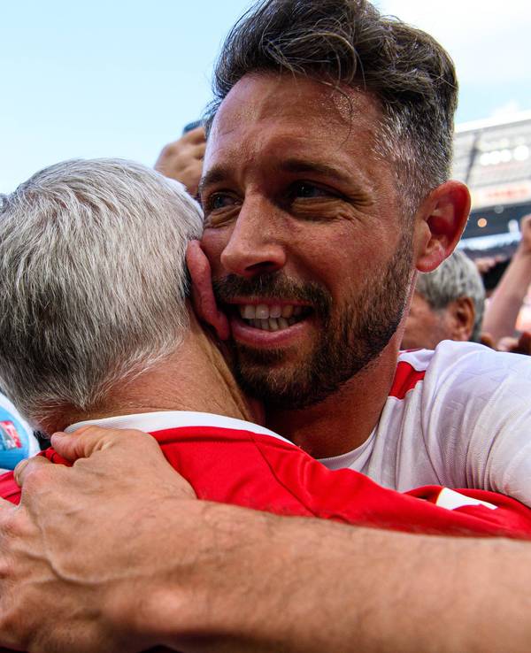 Mark Uth wird nach seinem letzten Spiel geherzt.