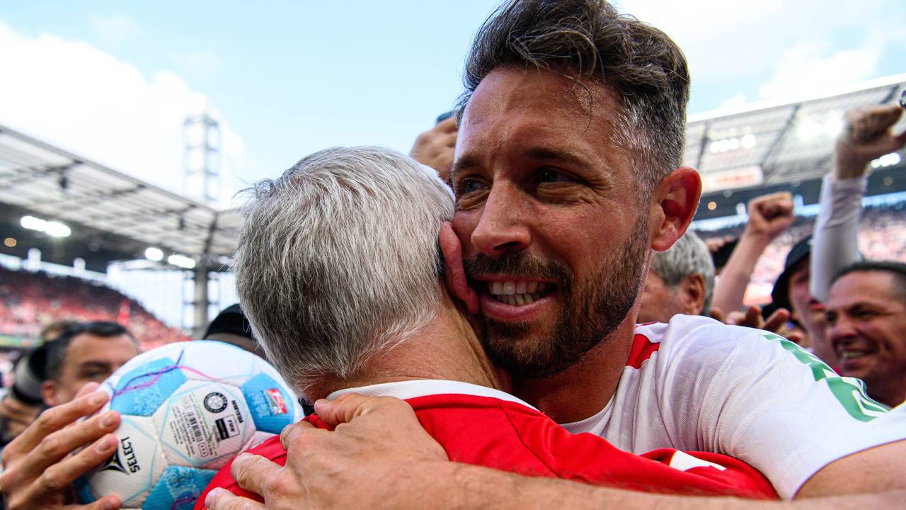 Mark Uth wird nach seinem letzten Spiel geherzt.