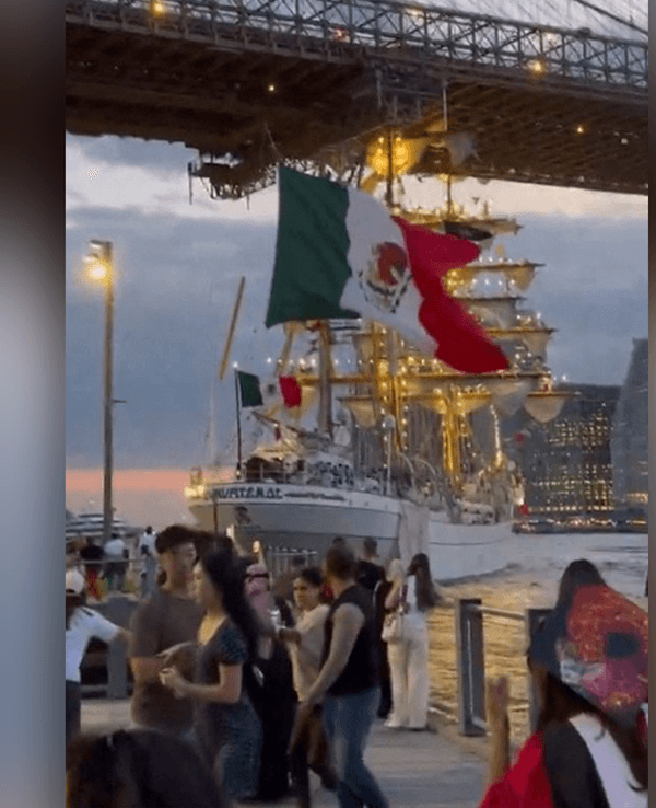 Das Ausbildungsschiff der mexikanischen Marine prallt in die berühmte New Yorker Hängebrücke. Videos auf X zeigen das Drama.