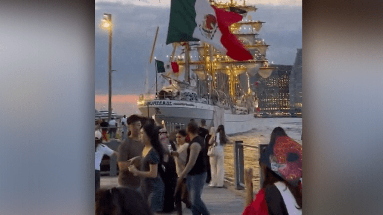 Das Ausbildungsschiff der mexikanischen Marine prallt in die berühmte New Yorker Hängebrücke. Videos auf X zeigen das Drama.
