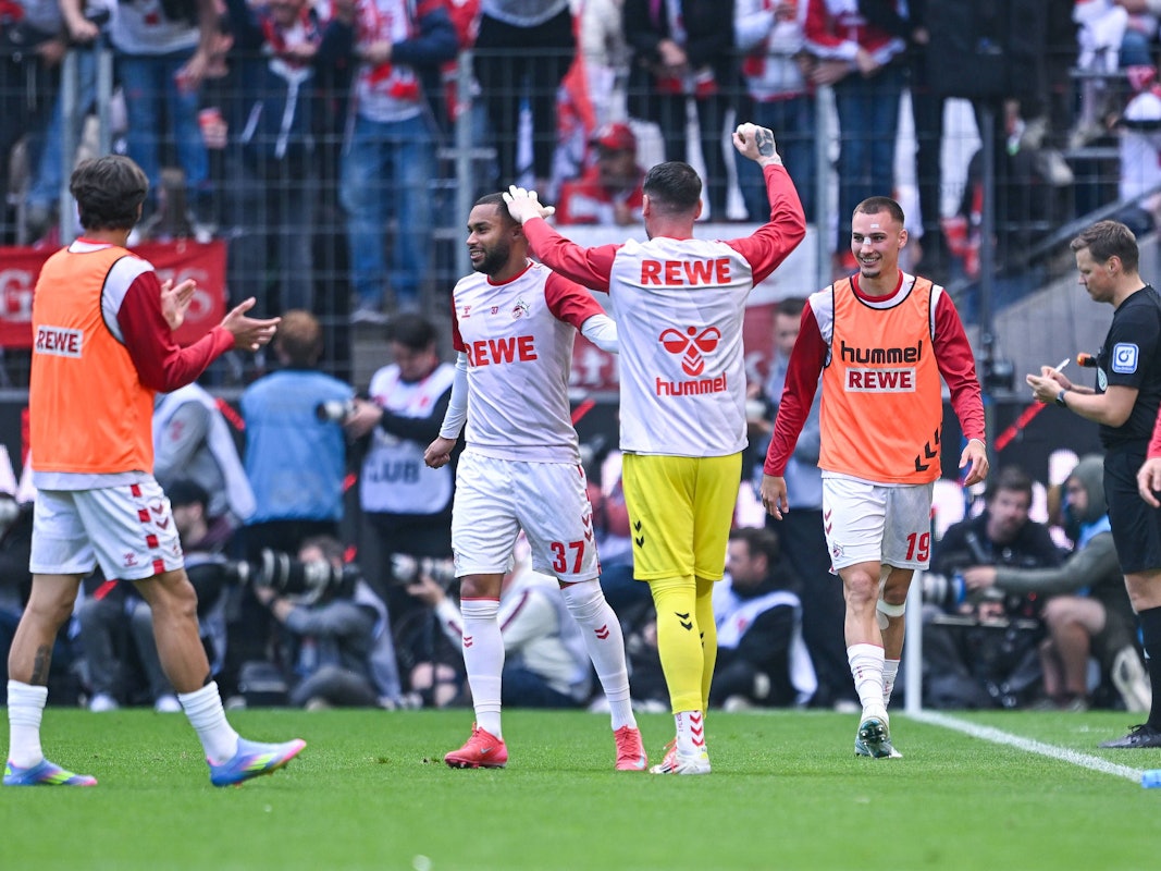 Linton Maina jubelt mit den Mitspielern vom 1. FC Köln.