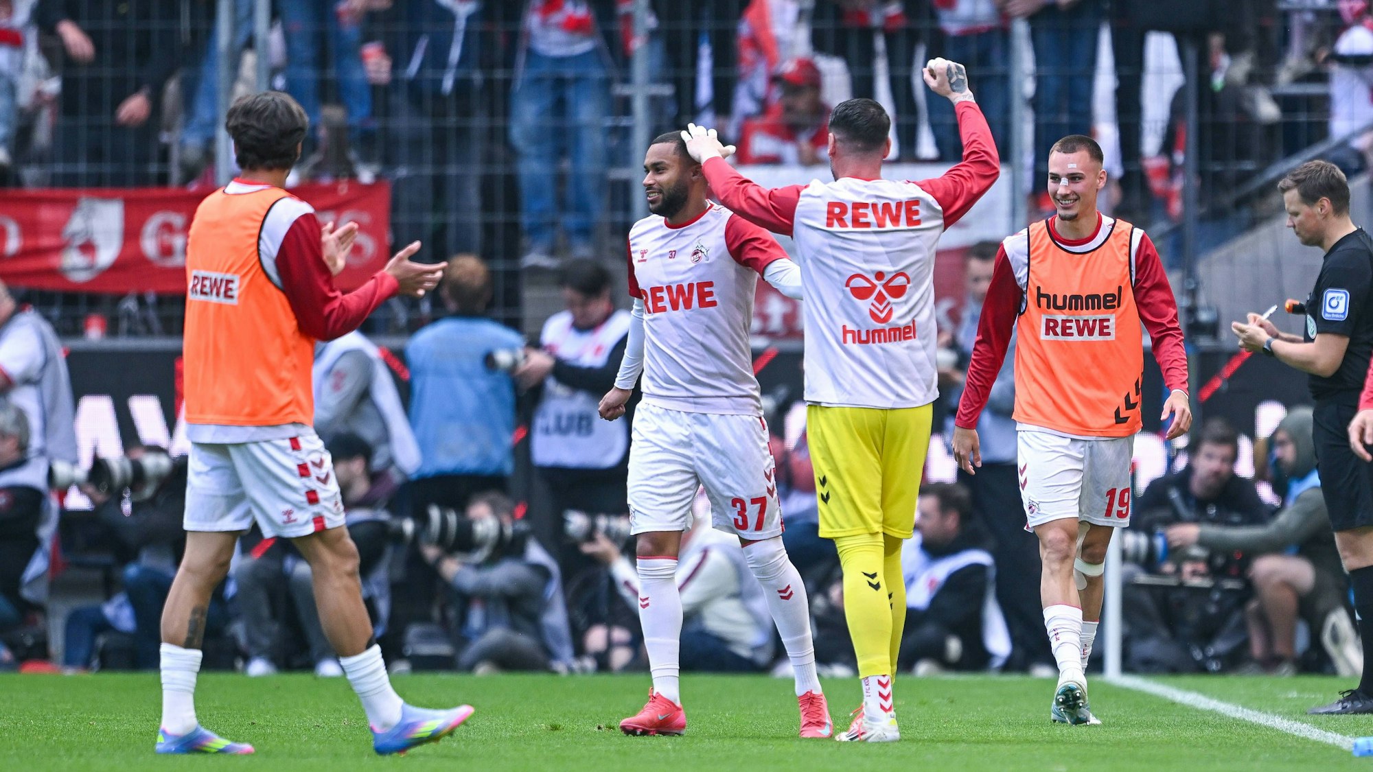 Linton Maina jubelt mit den Mitspielern vom 1. FC Köln.